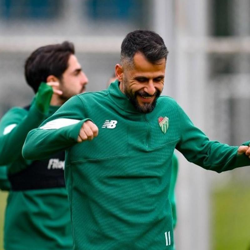Bursaspor, taraftar�n�n �n�nde �ampiyonluk pe�inde!