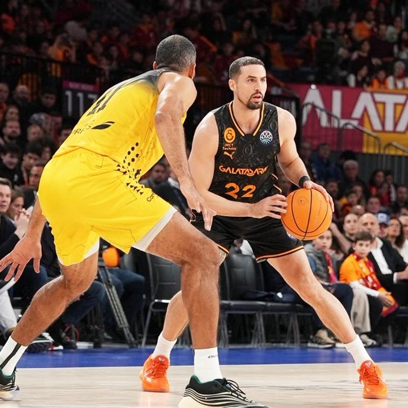 Galatasaray, yar� final i�in parkeye ��k�yor