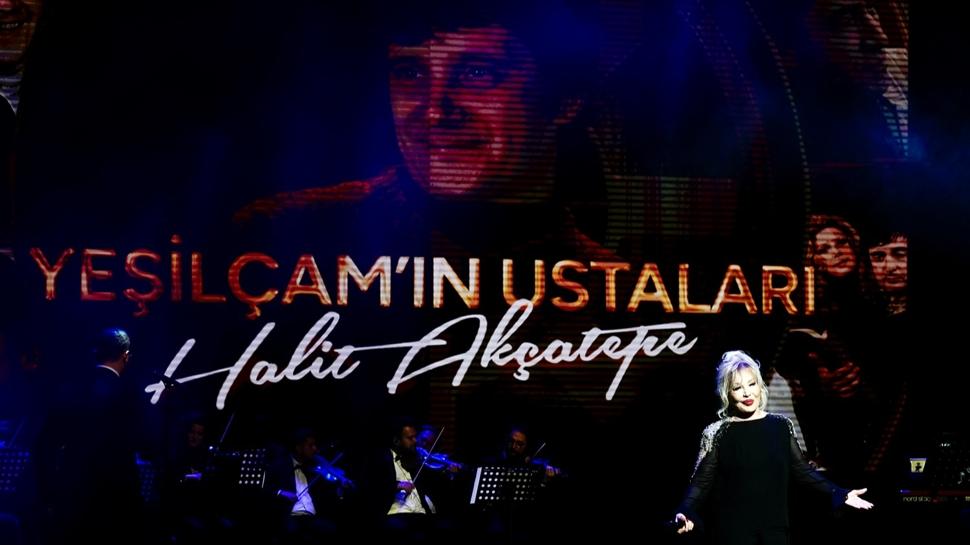 Halit Akçatepe için vefa gecesi: Emel Sayın ve Hülya Koçyiğit'ten duygu dolu sözler!