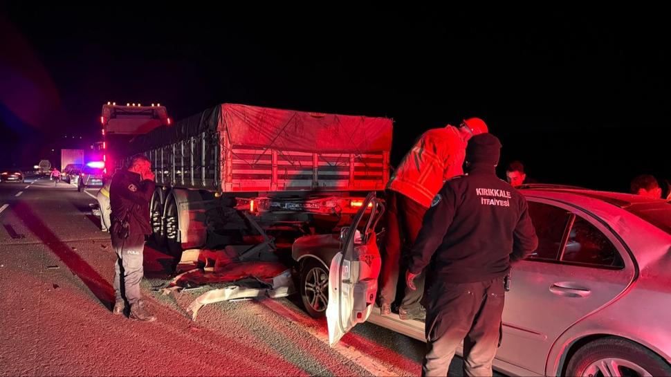 Kırıkkale'de feci kaza: Otomobil emniyet şeridinde duran tıra çarptı