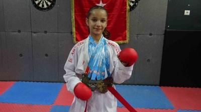 Filmden etkilendi �ampiyon oldu... Karatenin minik y�ld�z�