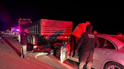 K�r�kkale'de feci kaza: Otomobil emniyet �eridinde duran t�ra �arpt�