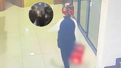 Kurye k�l���nda deh�et... �� insan�n� ka��ran �ete b�yle yakaland�