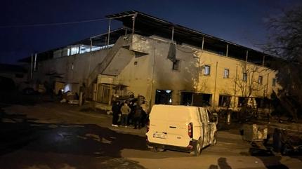 Arnavutk�y'de metal fabrikas�nda t�p patlamas� sonucu 3 i��i yaraland�