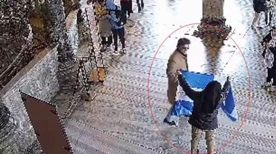 Ayasofya'da k�stahl��a tutuklama! 2 Yunan, Bizans bayra�� a�m��t�