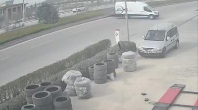 S�r�c�s�z minib�s seyir halindeki ara�lar�n aras�na b�yle dald�