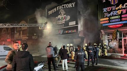 �STO� Ticaret Merkezi'nde oyuncak d�kkan� alev alev yand�