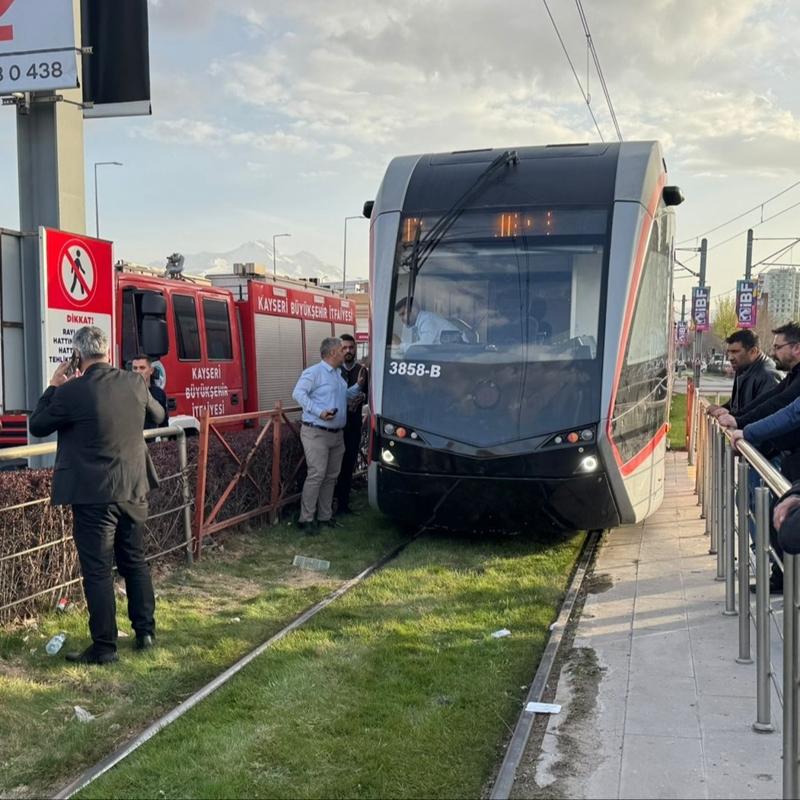 Kayseri'de yolun kar��s�na ge�meye �al��an kad�na tramvay �arpt�