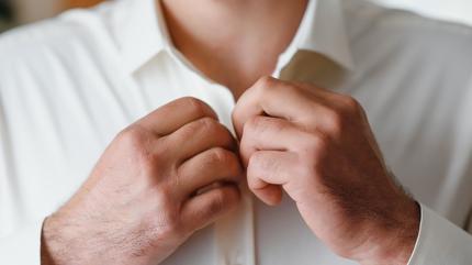 G�mlek yakas�ndaki leke nas�l ��kar�l�r? ��te bu sorunun basit ��z�m�...