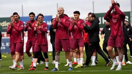 Taraftarlar ak�n etti! Lider Galatasaray'da co�kulu antrenman