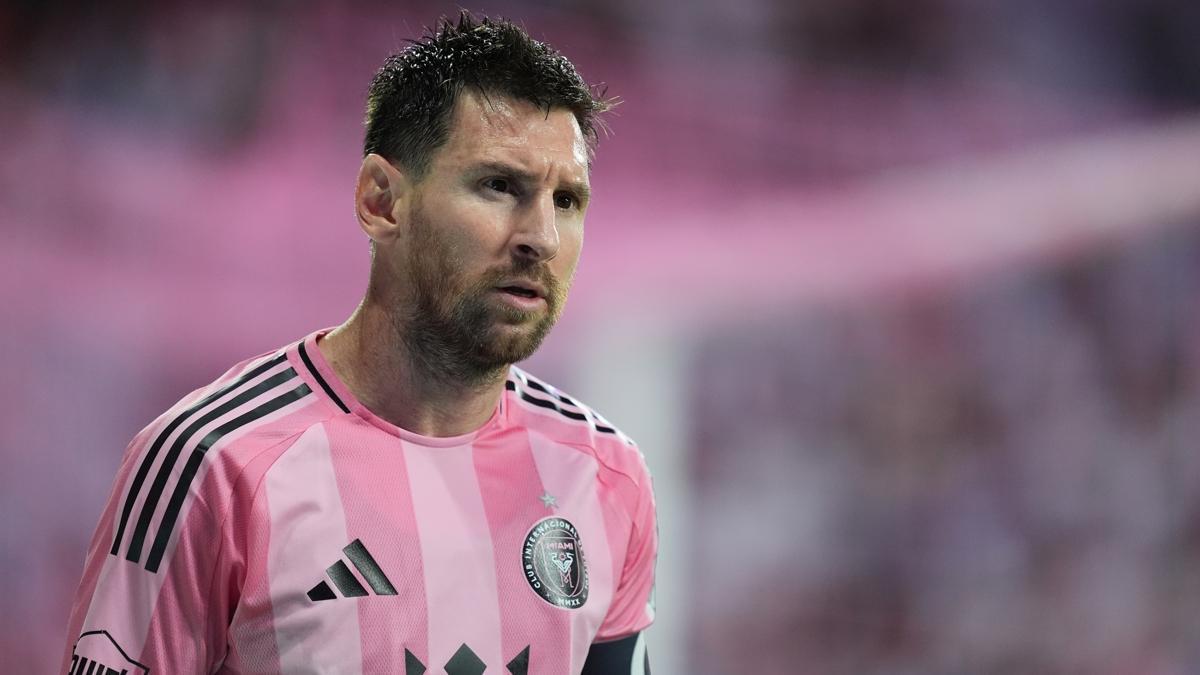 lionel messi futbol ue cornella foto�raflar� resimleri