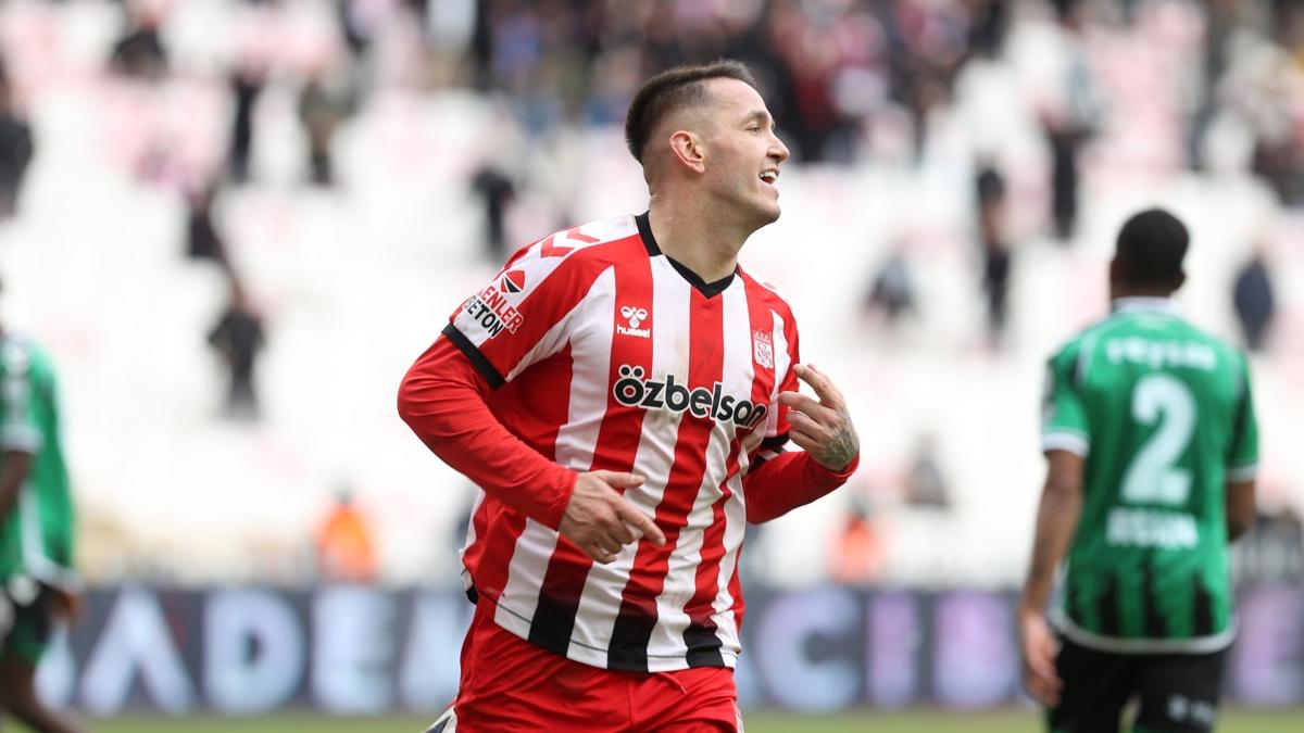 Rey Manaj  sakatl�k  Sivasspor  �al��malar�  idman  forma giyememe  futbolcu  iyile�me  oyuncu  antrenman  d�n��  sa�l�k  tedavi  geri d�n��  sporcu  g�ncel  haber  tak�m  futbol foto�raflar� resimleri