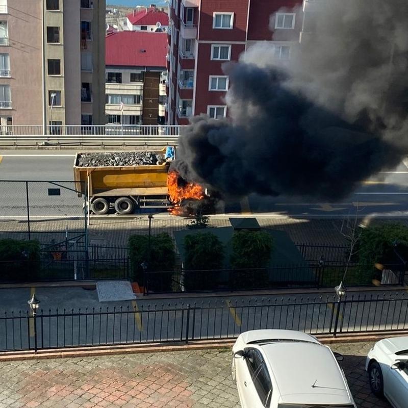 Trabzon'da seyir halindeki t�r alevlere teslim oldu