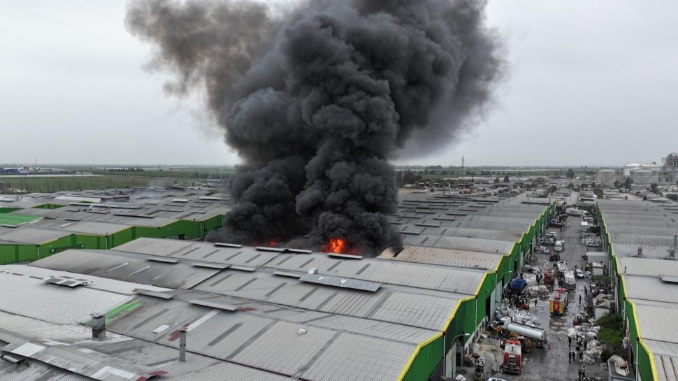 Ekipler müdahale ediyor: Adana'da geri dönüşüm tesisinde yangın