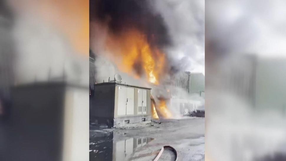 Alevler fabrikayı esir aldı! Ekipler zamanla yarışıyor