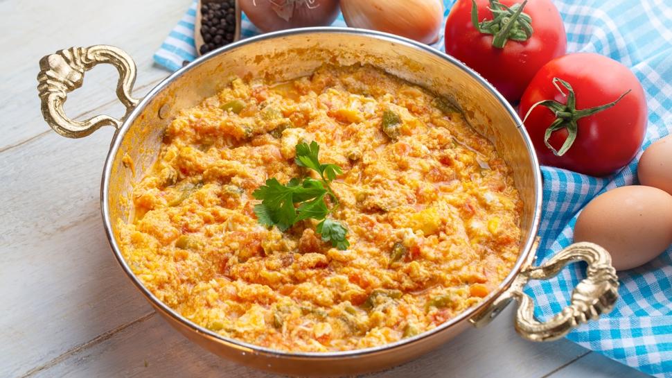 Lezzeti akılda kalıyor! Domatesli omlet tarifi, doyuruyor