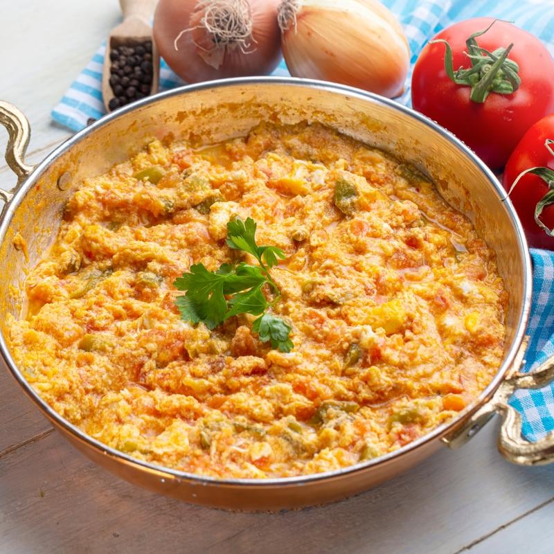 Lezzeti ak�lda kal�yor! Domatesli omlet tarifi, doyuruyor