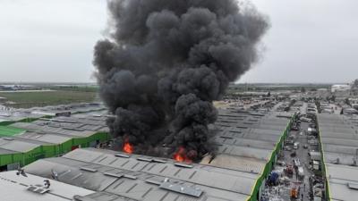 Alevler fabrikay� esir ald�! Ekipler zamanla yar���yor