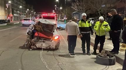 Sivas'ta feci kaza... Otomobil hurdaya d�nd�