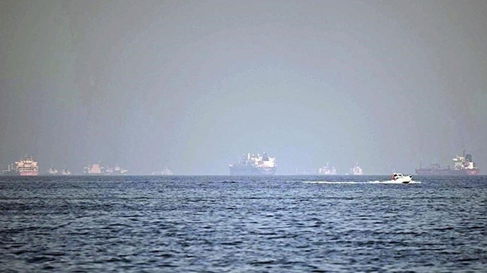 Hürmüz'de tansiyon yükseldi! Boğaz'da iki ticari gemiye ateş açıldı