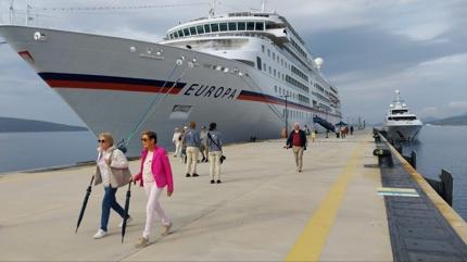 Bodrum'da turizm hareketlili�i... �Europa� kruvaziyeriyle 357 turist geldi