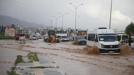 Kahramanmara�'ta sa�anak alarm�: T�nel kapand�, ara�lar mahsur kald�