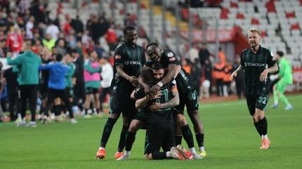 Konyaspor, Antalya'da 3 puan� 2 golle kapt�
