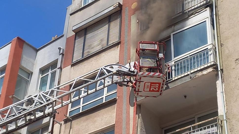 Apartman yangını can aldı: Görme engelli vatandaş son anda kurtarıldı