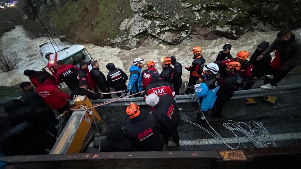 Bitlis'te feci kaza: Beton mikseri dereye düştü, sürücü hayatını kaybetti