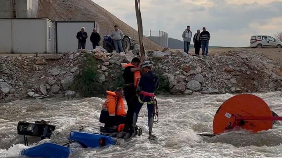 Bursa'da işçileri taşıyan traktör dereden geçerken devrildi: 10 kişi kurtarıldı