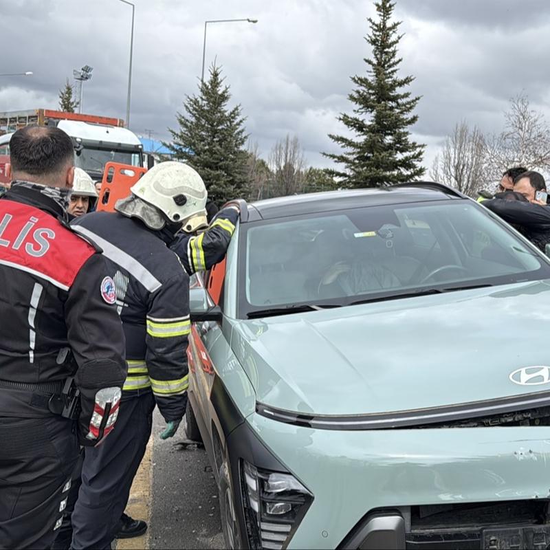 Erzurum'da kaza yap�p fenala�t�: �tfaiye arac�n cam�n� k�r�p ��kartt�