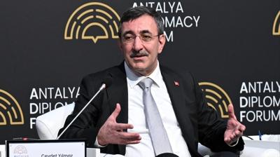 Cumhurba�kan� Yard�mc�s� Cevdet Y�lmaz belirsizlik ortam�na dikkat �ekti: T�rkiye diplomasinin �nc�l���n� yap�yor