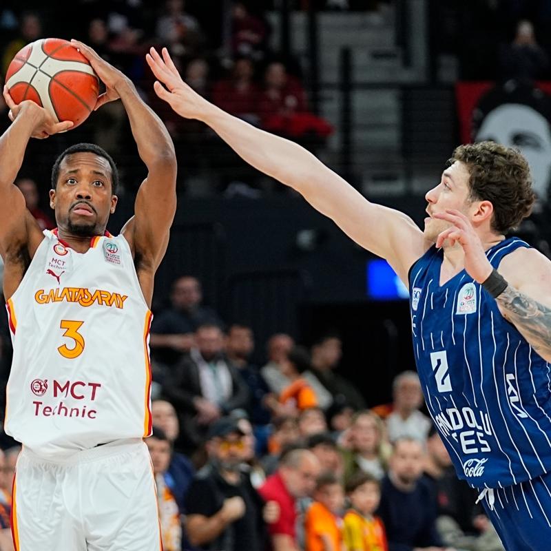 Anadolu Efes, Galatasaray MCT Technic deplasman�nda galip