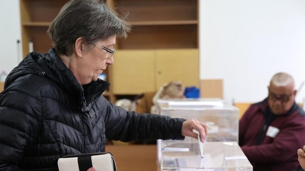 Bulgaristan'da Radev ipi göğüsledi: Tek başına hükümet kurabiliyor