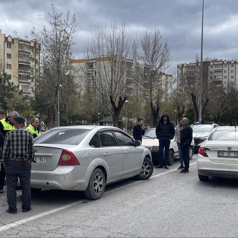Ehliyetsiz gen� dedesinin otomobiliyle gezerken polise yakaland�