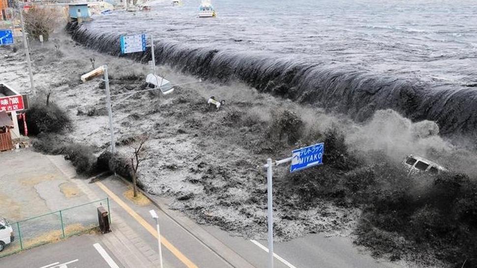 Japonya 7,4 ile sallandı: Tsunami uyarısı yapıldı