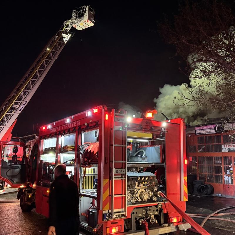 Konya'da oto sanayide yang�n! 2 ki�i yaraland�