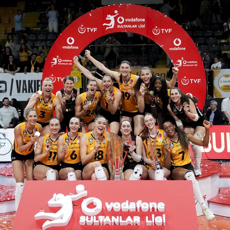 Kupay� kald�rd�, tak�ma veda etti