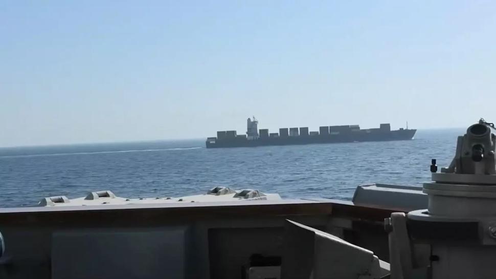 Sava� yeniden alevleniyor! �ran band�ral� kargo gemisi b�yle vuruldu