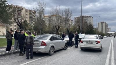 Ehliyetsiz gen� dedesinin otomobiliyle gezerken polise yakaland�