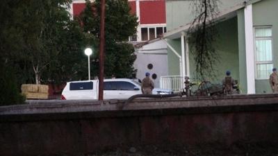 G�venlik g�revlisi arkada�lar�n� yaralam��t�: �ah�stan �a��rtan savunma