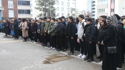 Kahramanmara�'ta hayat�n� kaybeden ��retmenle ��renciler an�ld�