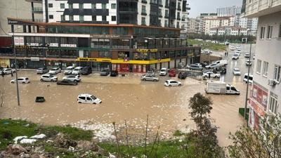 Sa�anak Mardin'i teslim ald�: Bir�ok noktada su ta�k�nlar� ya�an�yor