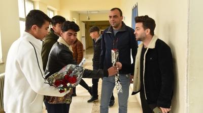 Yaralar g�llerle sar�l�yor... Sald�r�ya u�rayan okulda ilk zil �ald�