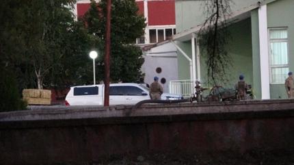 G�venlik g�revlisi arkada�lar�n� yaralam��t�: �ah�stan �a��rtan savunma