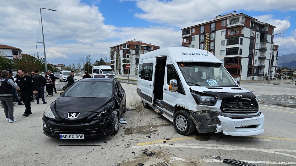 Tokat'ta okul servisi ile otomobil çarpıştı: 10 öğrenci yaralandı