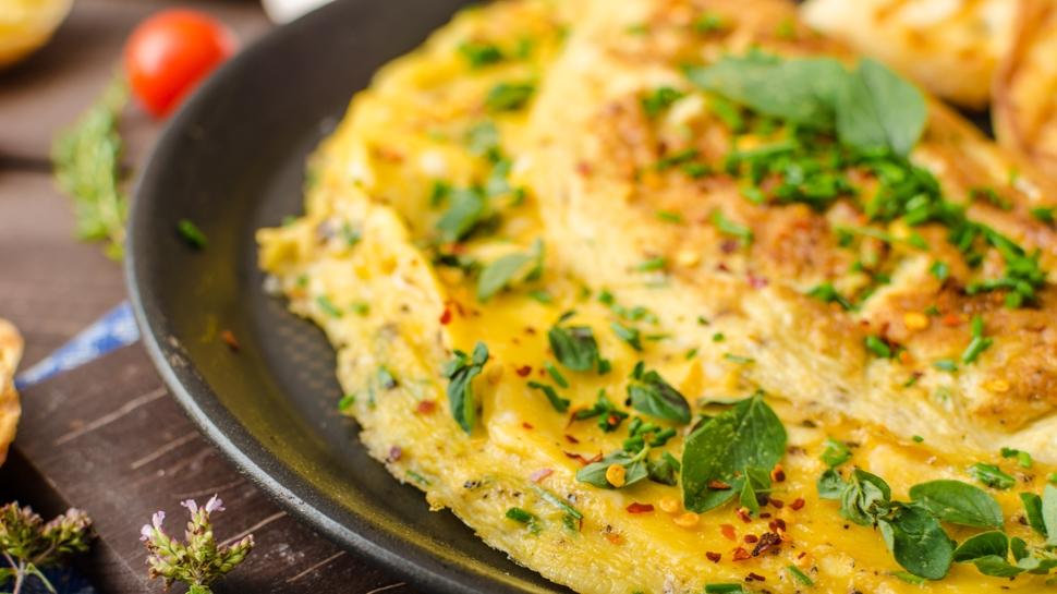 Ekmeksiz de doyuran peynirli omlet tarifi! Damak zevkinize uygun