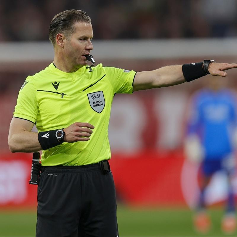 Hakem ma��n ortas�nda telefonda konu�tu! Hollanda'da ak�lalmaz olay