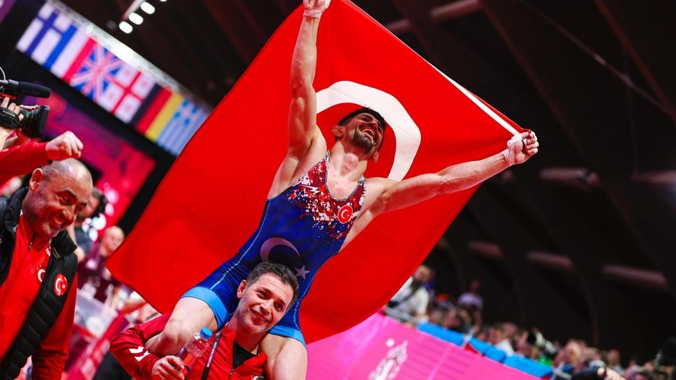 Milli g�re��i Kerem Kamal, madalyas�n� ni�anl�s�yla kutlad�