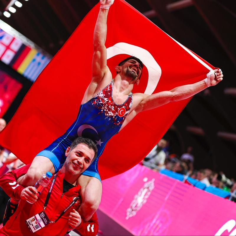 Milli g�re��i Kerem Kamal, madalyas�n� ni�anl�s�yla kutlad�